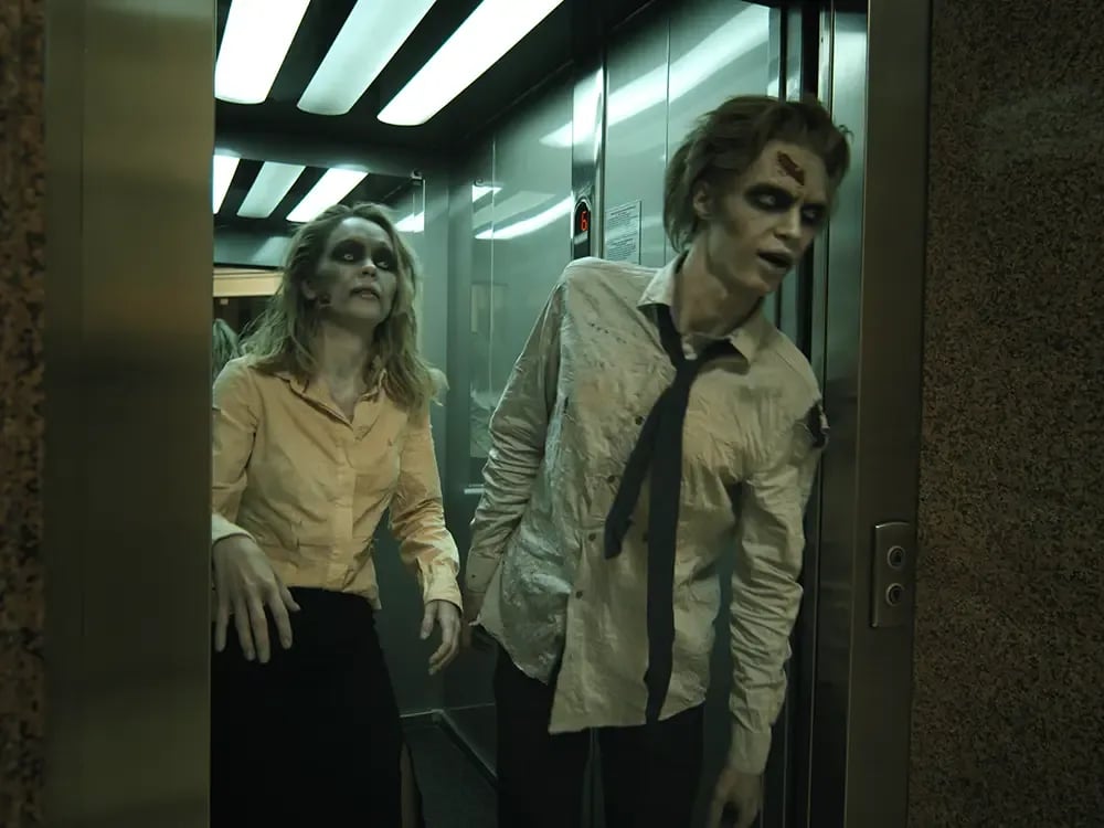 Zombies saliendo de ascensor