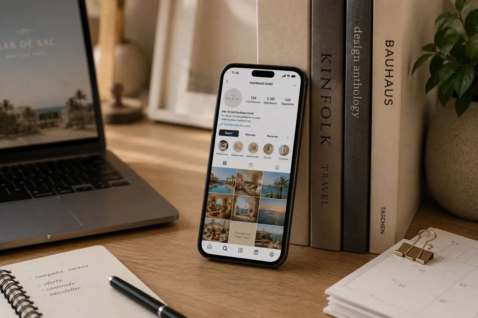 Perfil de Instagram de un hotel boutique en el móvil, gestionado por la consultoría de Avirato